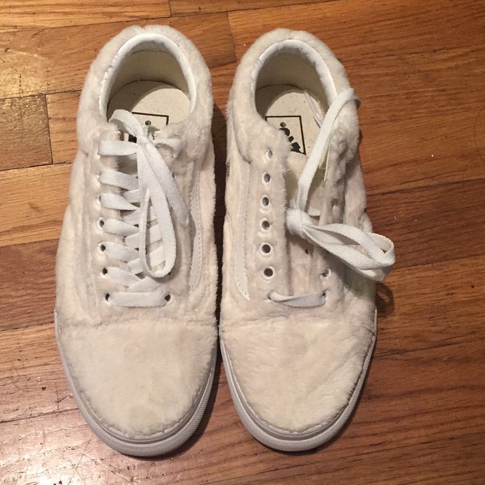 NEW VANS WOMEN’S FAUX FUR OLD SKOOL SNEAKERS 8